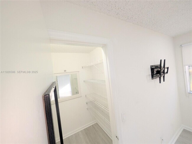 Building Photo - 12430 Vista Isles Dr