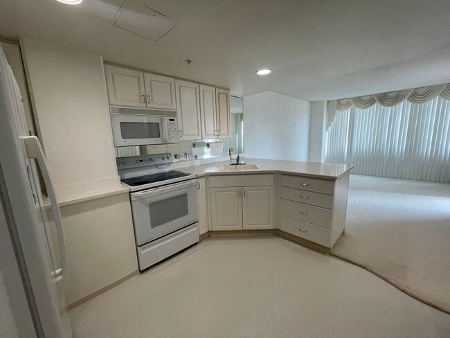 Building Photo - Rent Reduction at $2500. Deal you can't mi...