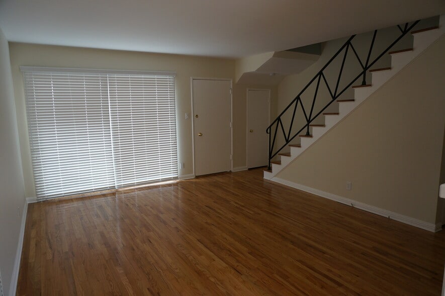 Entrance & Living room with large wall to wall windows - 14333 Albers St