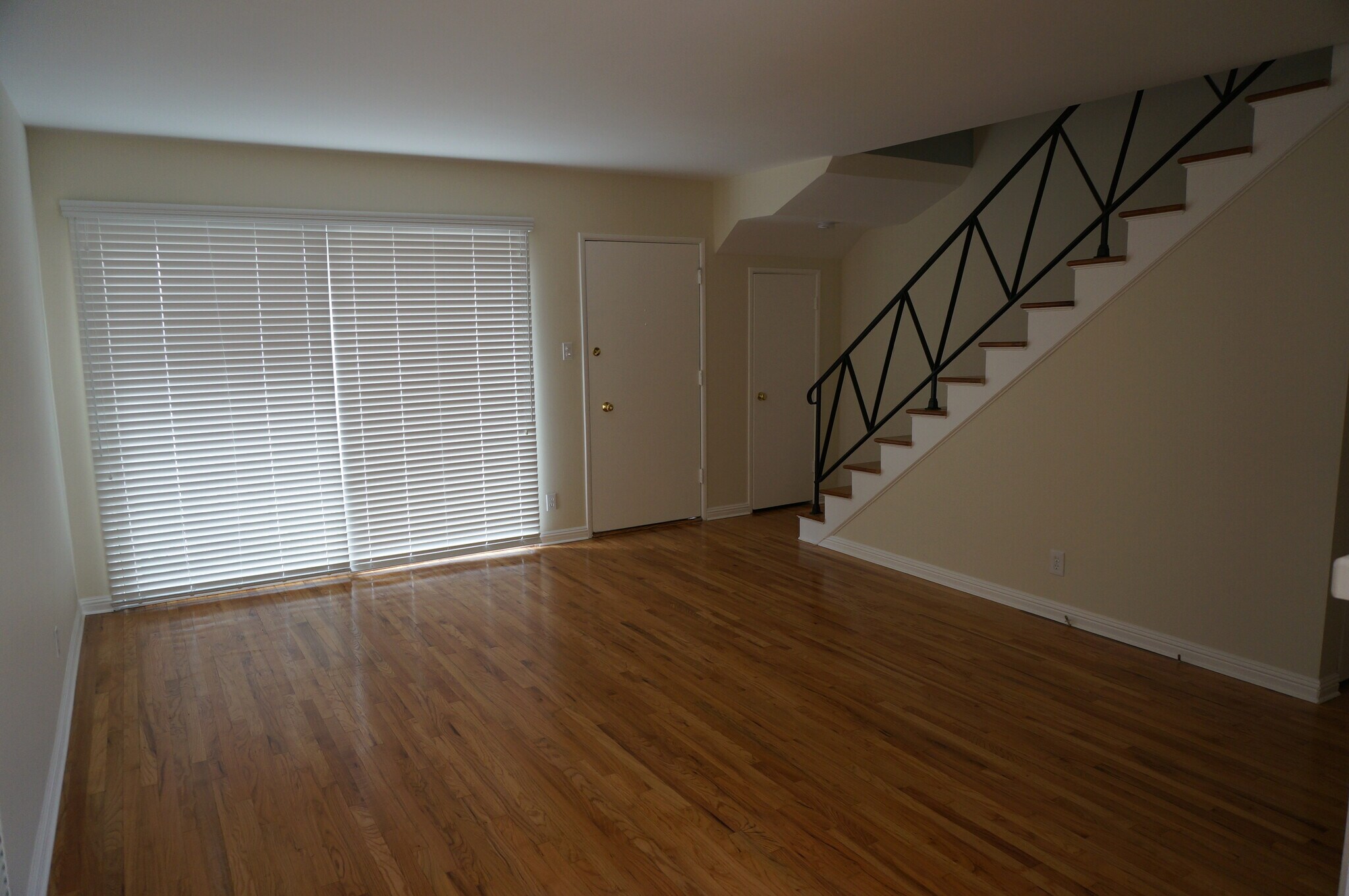 Entrance & Living room with large wall to wall windows - 14333 Albers St