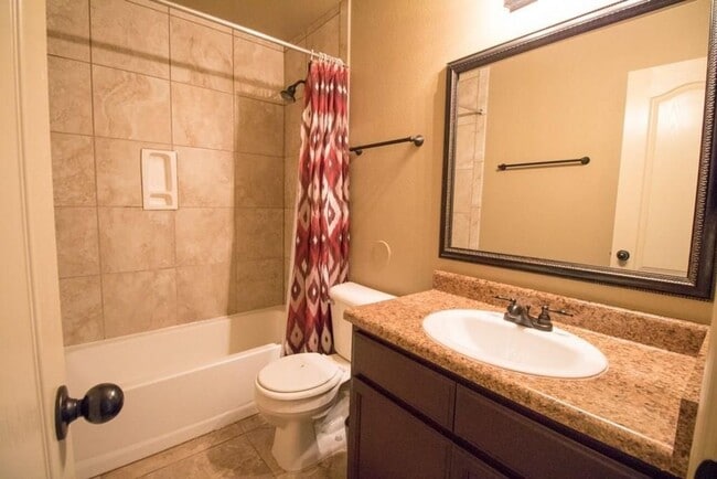 Building Photo - Amazing 3 bedroom 2 bath home in East El Paso!