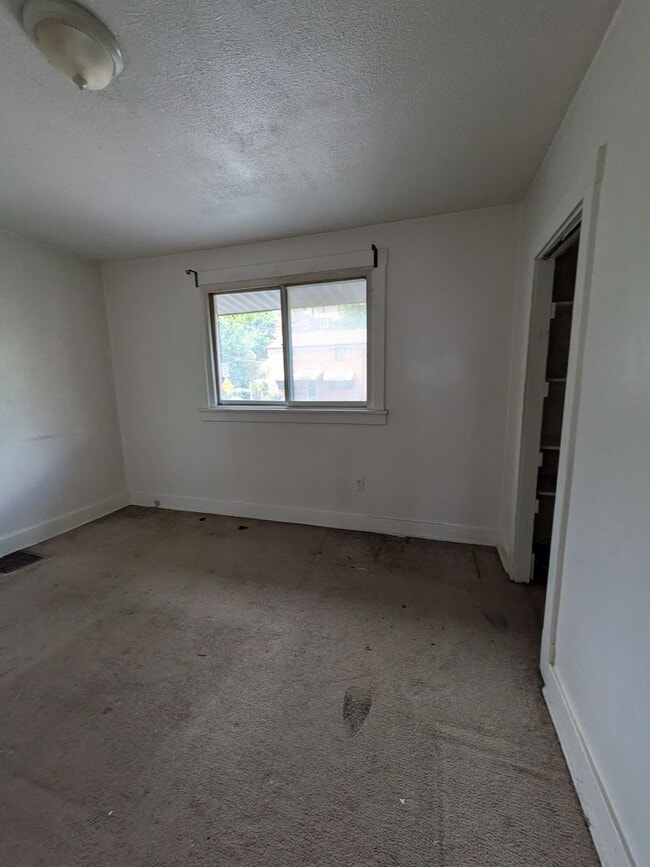 Building Photo - 2 bed 1 bath home with large living room a...