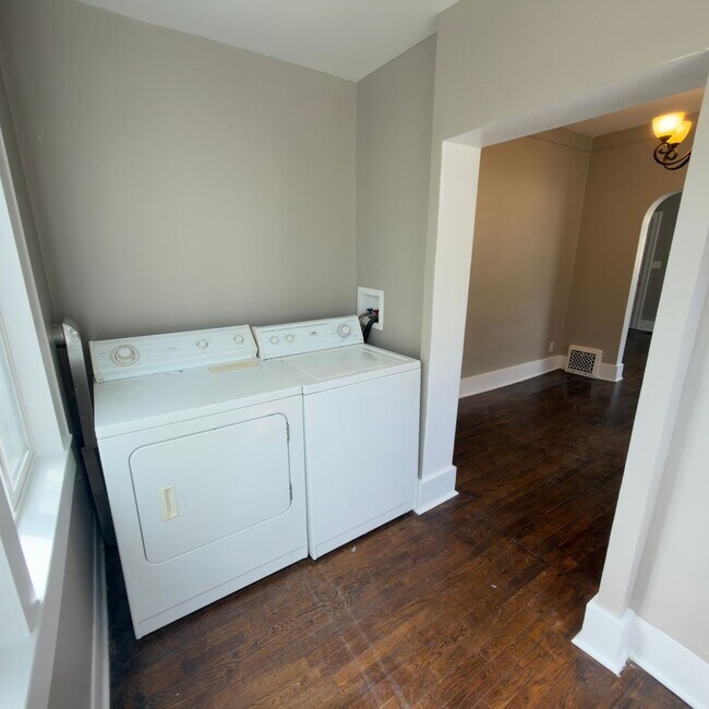 Building Photo - Charming 3 bedroom home with laundry included!