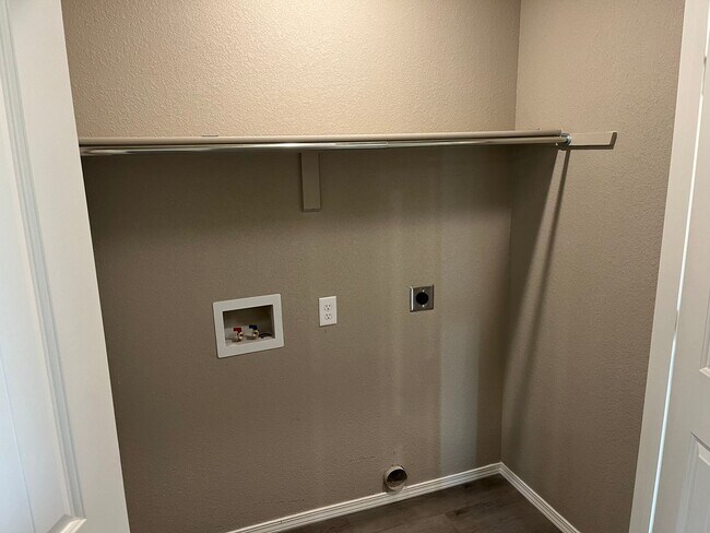 Building Photo - 222 W 8th St