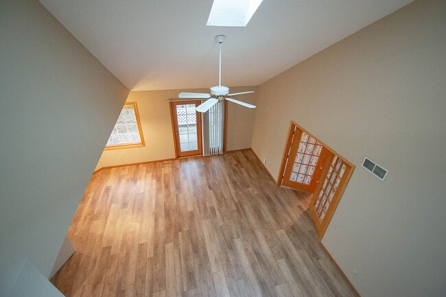 Building Photo - Bright Townhome with Fireplace & Nature Views