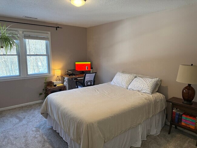 Building Photo - 124 Tennis Plaza Rd