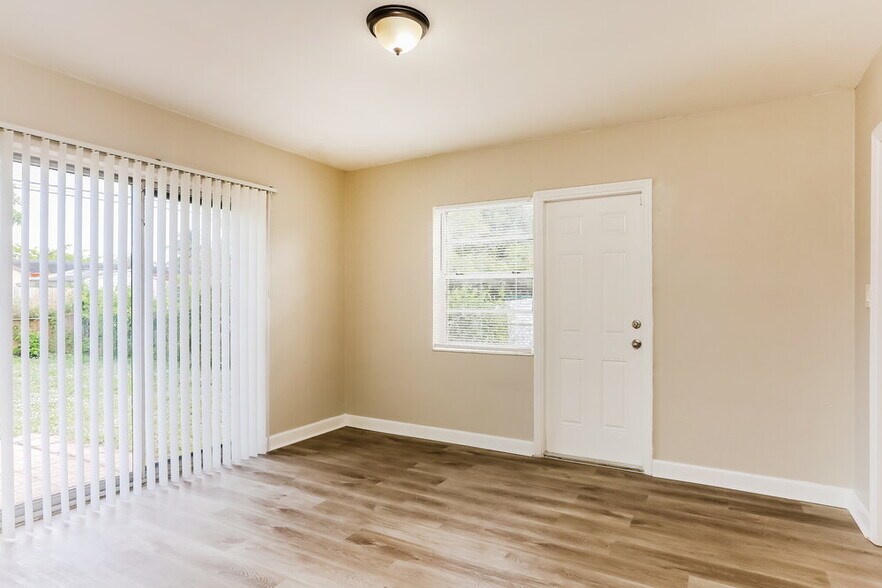 Building Photo - 570 SW 31st Ave
