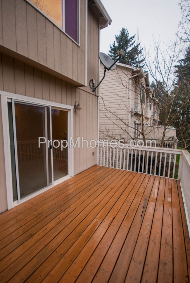 Building Photo - Luxury Three Bedroom, Three Bath Townhouse with Attached Garage