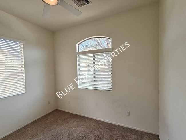 Building Photo - 324 N Oak Tree Canyon Loop