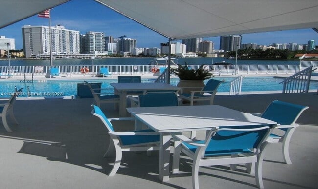 Building Photo - 900 Bay Dr