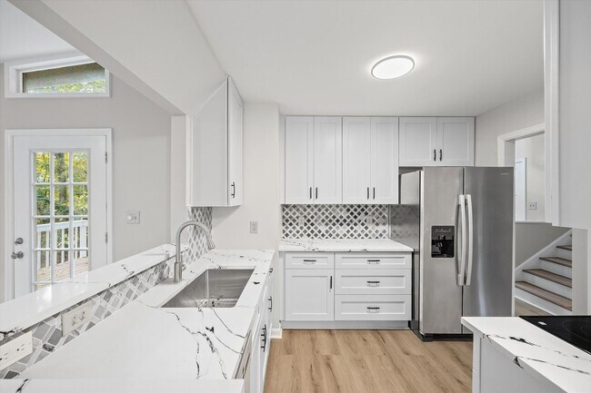 Building Photo - Beautifully updated and freshly painted 3-...