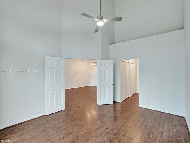 Building Photo - 4 br, 3.5 bath Townhome - 5127 Madison Lak...