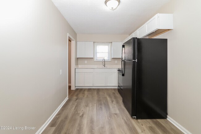 Building Photo - 1136 Lone Oak Ave