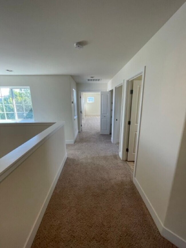 Building Photo - Extremely Spacious 5BD/3BTH Home For Lease...