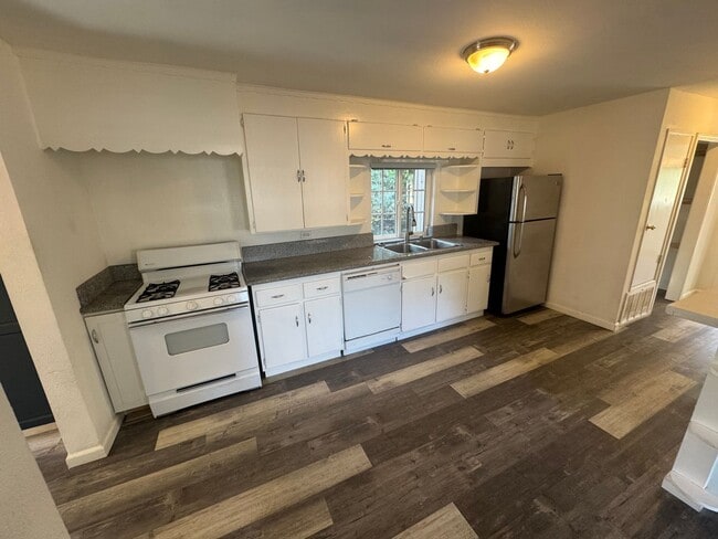 Building Photo - Small Single Family Home | 2 bed 1 bath | ...