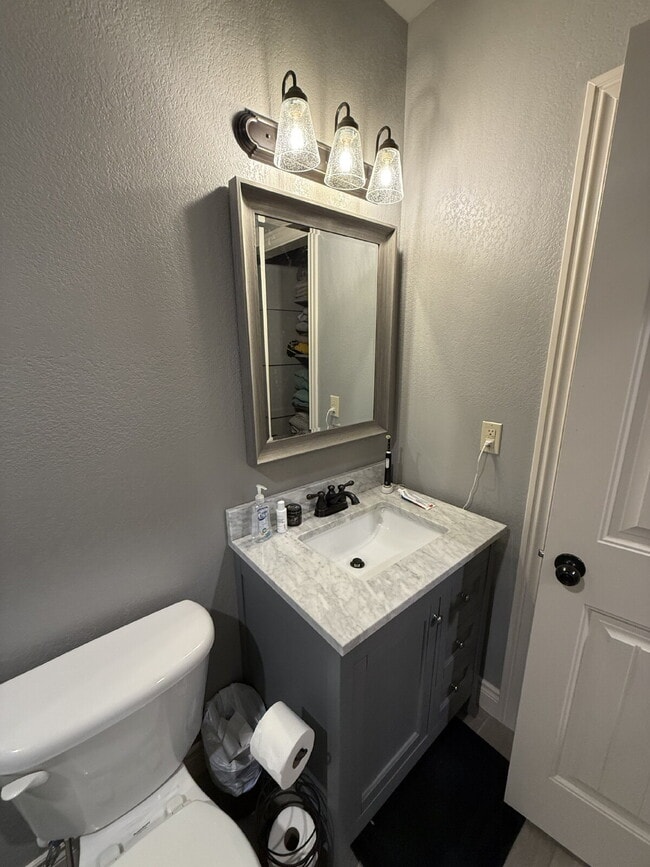 Building Photo - Custom 5 BR / 3 Car Garage, Home theater, ...