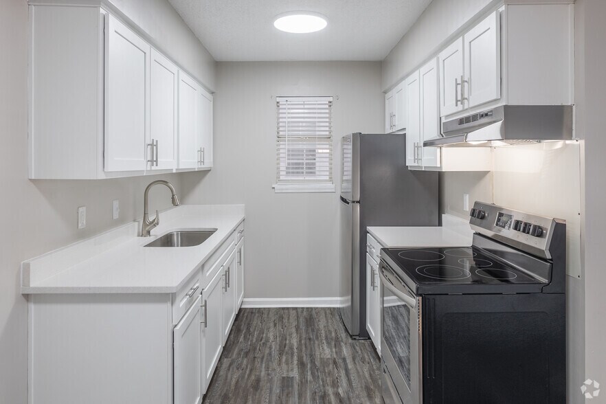 1BR, 1BA - 650SF - Kitchen - The Retreat at Palm Pointe