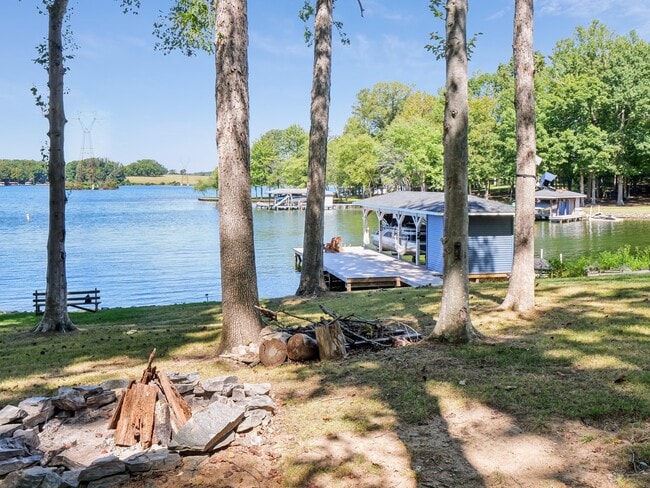 Building Photo - Lake Anna GuestHouse at 361 Robbie