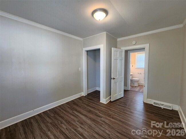 Building Photo - 12 Woodsdale Pl SE