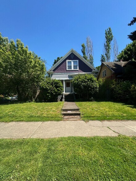 Building Photo - 634 NE 28th Ave