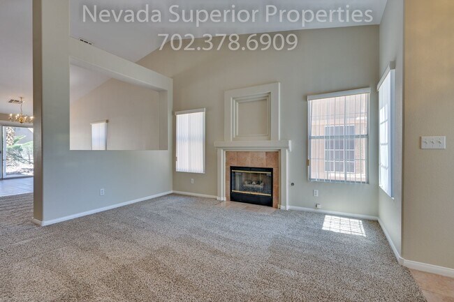 Building Photo - SE Single Story 3 Bedroom Home!!! Low Main...