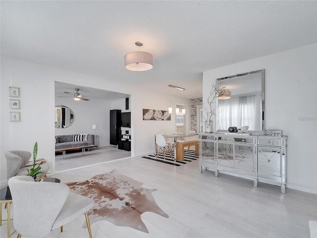 Building Photo - 4754 Lake Shore Dr