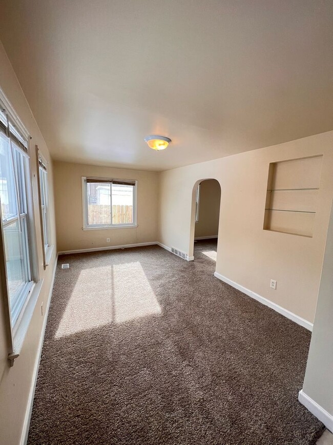 Building Photo - Bright, Clean 3 bed/1 bath- Move In Ready