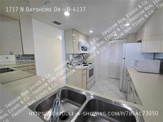 Building Photo - 1717 N Bayshore Dr