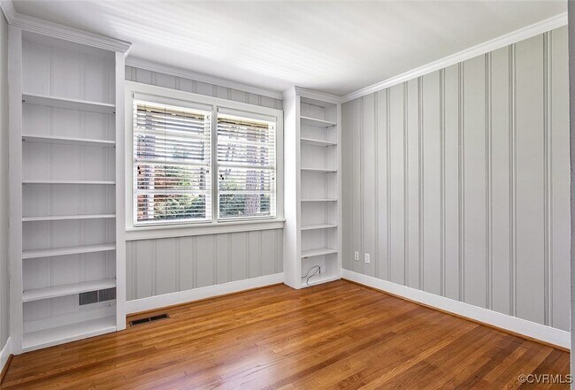 Building Photo - 509 Waveny Rd