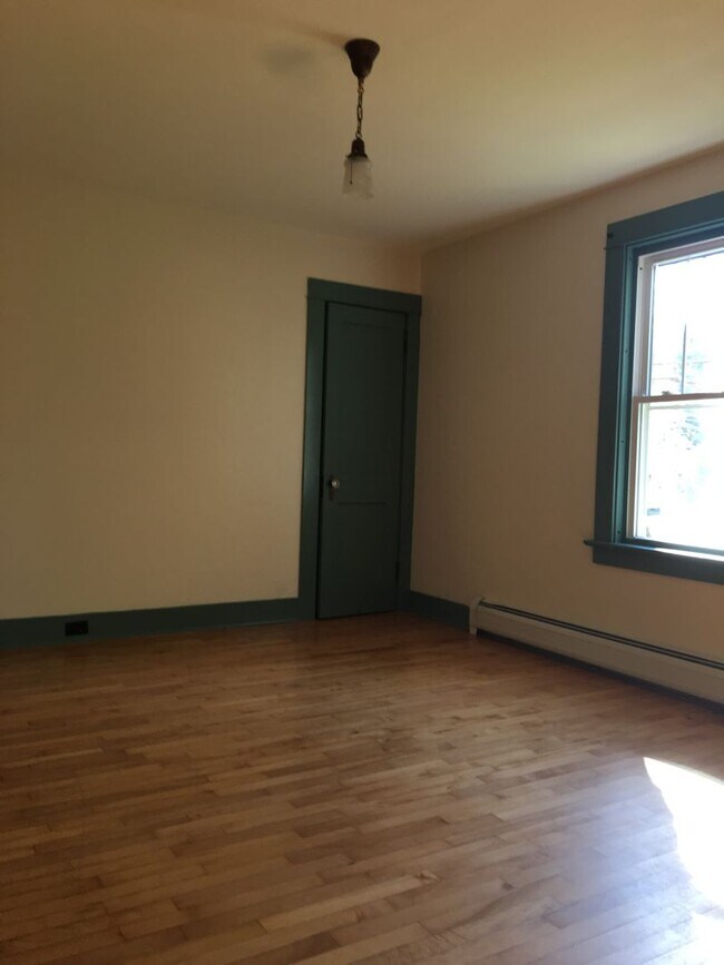 Building Photo - Lovely Single-Family 3BR Home in Vergennes...
