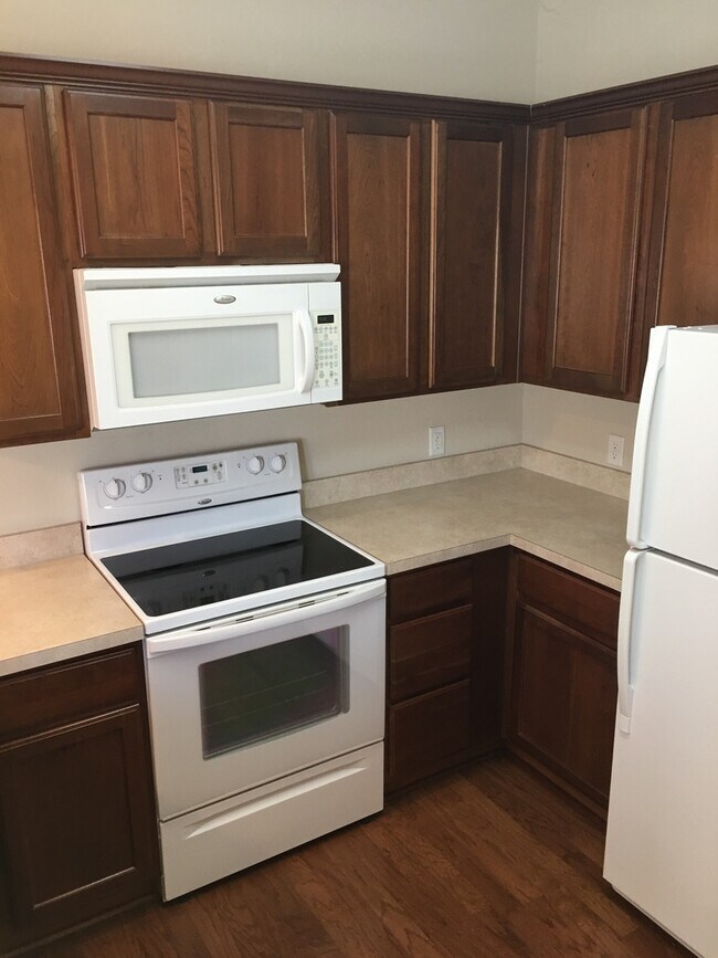 Building Photo - Townhome Available in Richmond Hill City Limits!