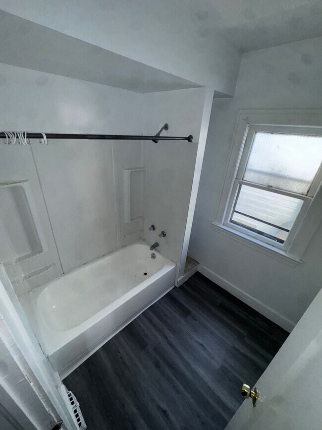 Building Photo - Charming 3-Bedroom Property in Prime Location (SECTION 8 VOUCHERS ACCEPTED)