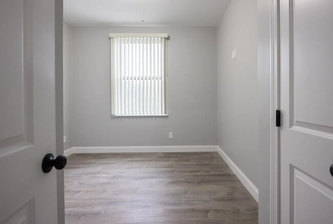 Building Photo - 6899 Post Rd