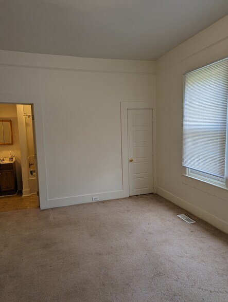 Building Photo - 621 Park Cir