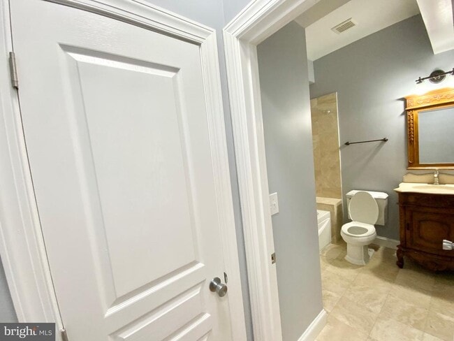 Building Photo - 812 5th St NE