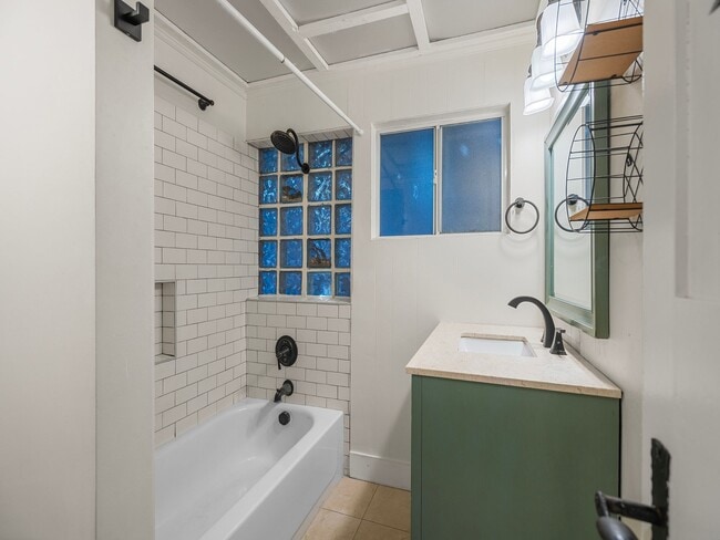 Building Photo - 2624 E 8th St