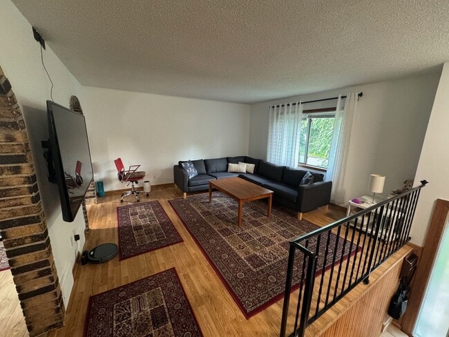 Building Photo - Gorgeous SFH with SS appliances, fenced ba...