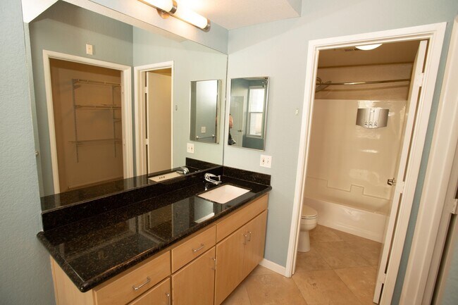Building Photo - Walk-Up Townhouse in Downtown SD -  Dual Master 2 Bed 3 Bath with Brand New Flooring!