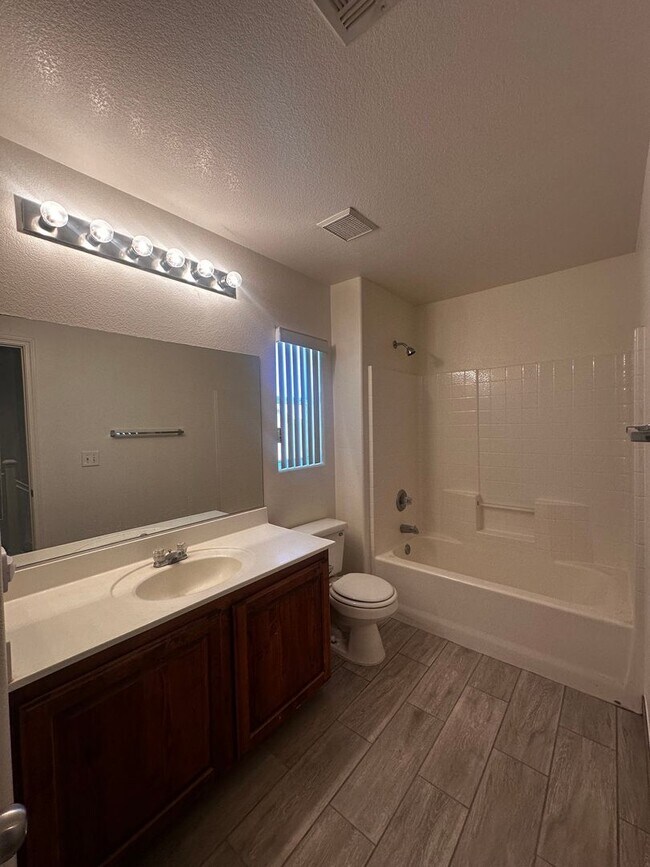 Building Photo - 3 Bedroom Home in the SW!