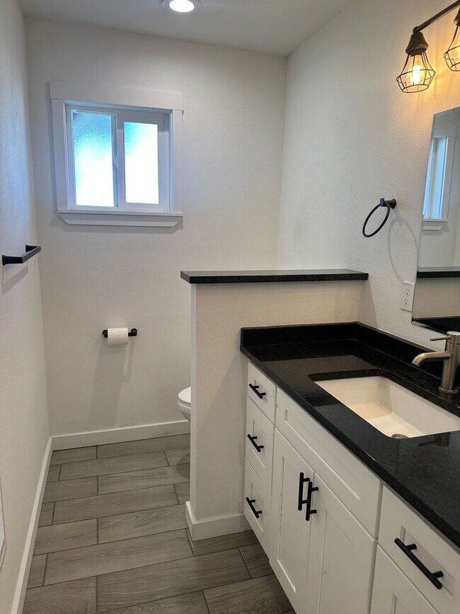 Building Photo - Recently Remodeled, Large 1 bedroom Duplex