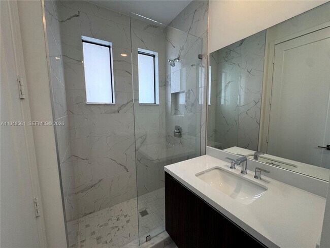 Building Photo - 19749 NE 16th Pl