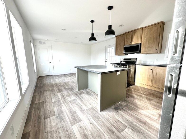 Building Photo - 16 Rainier St N