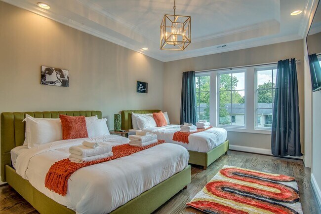 Building Photo - Beautifully appointed 3-bedroom furnished townhome in sought-after Hillsboro Village!