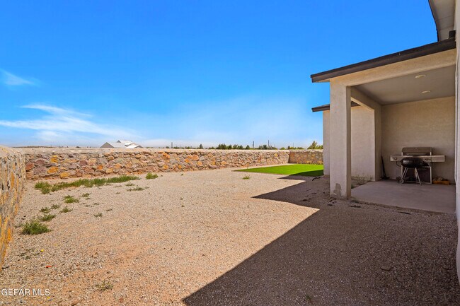 Building Photo - 12049 Hidden Gdns