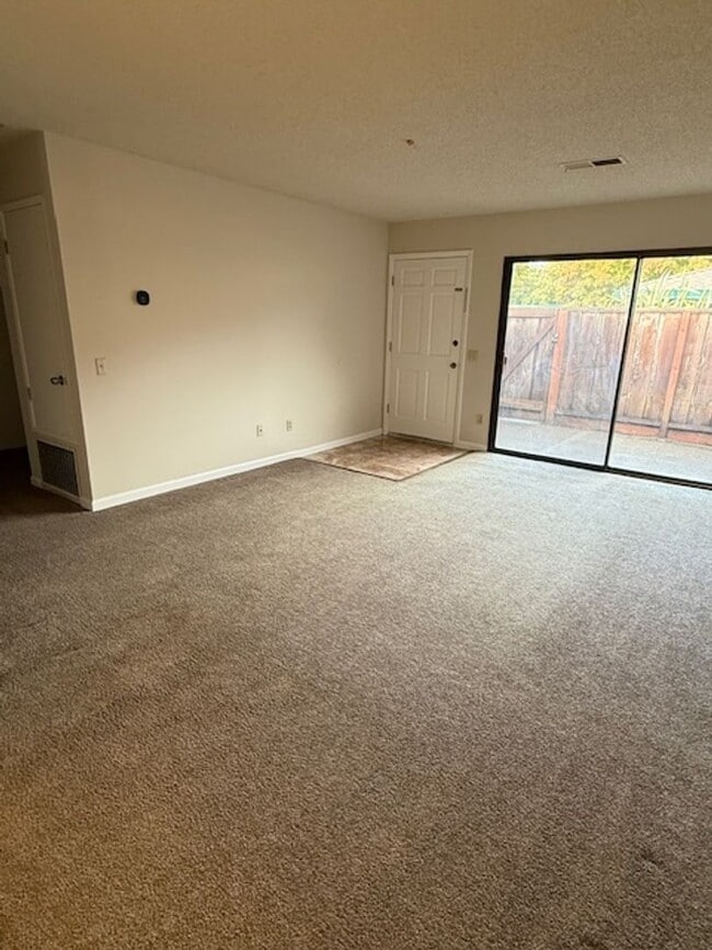 Building Photo - Rare 2 bedroom/1 bathroom Single Story Con...