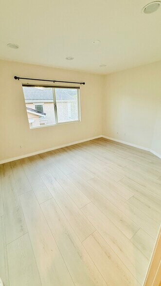 Building Photo - 737 Helmsdale Rd