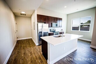 Building Photo - Updated 2 Bed 2 Bath Top Floor Corner Apar...