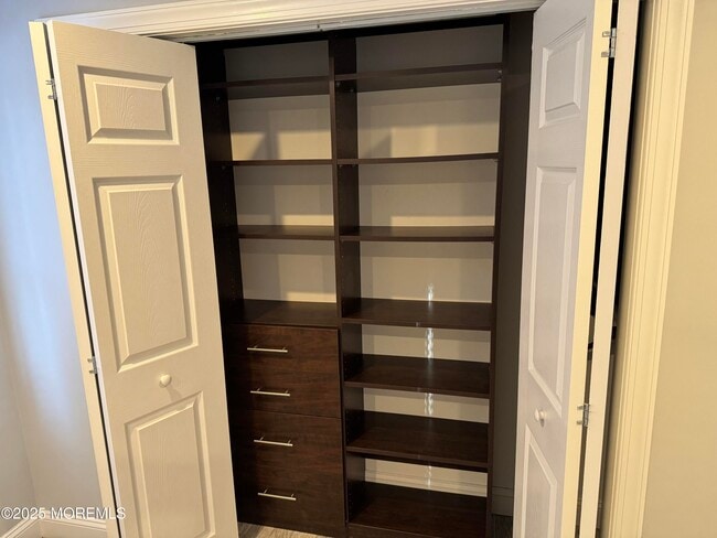 Building Photo - 28 Irongate Ln