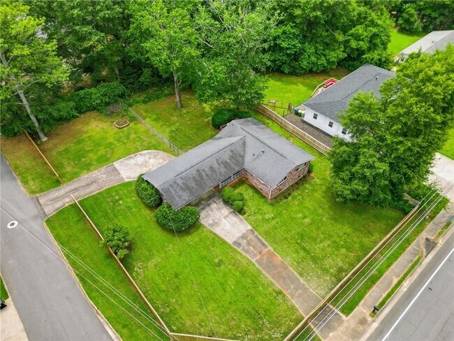 Building Photo - 1808 Sandy Plains Rd