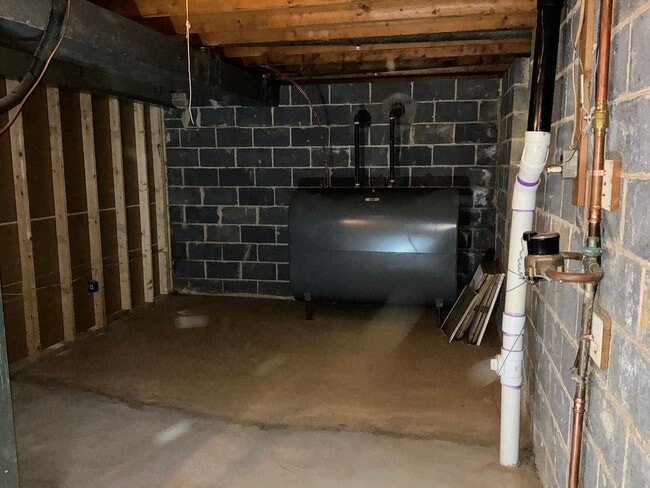 Building Photo - Very well maintained 4BR 2.5BA Colonial mo...